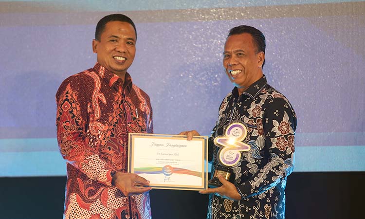 Soemarjono (kanan) saat menerima penghargaan RBA 2025 dari Direktur Jawa Pos Radar Bromo.