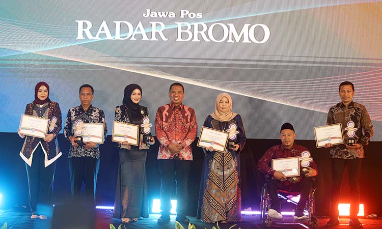 Direktur Jawa Pos Radar Bromo HA Suyuti berpose bareng para peraih RBA 2025 kategori tokoh inspiratif. (Zainal Arifin/ Radar Bromo)