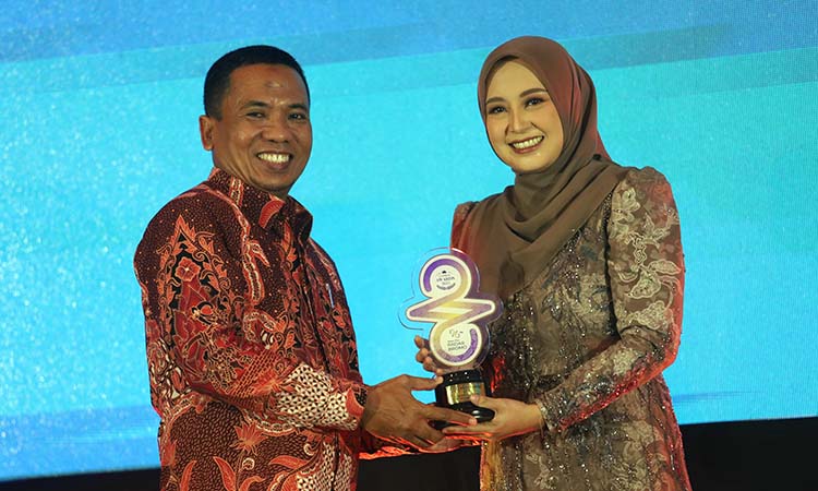 Ketua TP PKK Kabupaten Pasuruan Merita Rusdi Sutejo saat menerima RBA 2025 dari Direktur Radar Bromo.