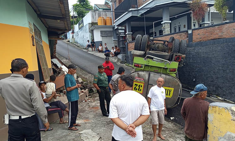 APES: Truk tangki muat air curah yang terguling di Kelurahan Pecalukan, Kecamatan Prigen, Rabu (2/7) siang.