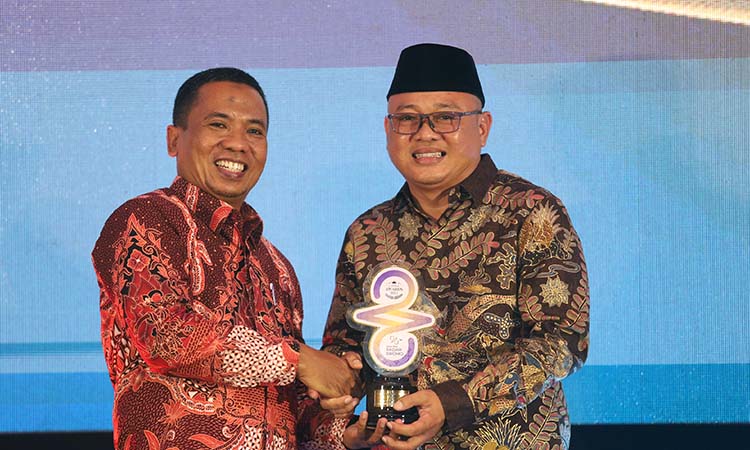 Ketua Kadin Kabupaten Probolinggo Gede Vandana Wijaya (kanan) saat menerima trofi RBA 2025 dari Direktur Radar Bromo.