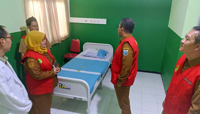 RUANG LOTUS: Bupati Probolinggo dr. Mohammad Haris mengecek Ruang Lotus yang baru diresmikan