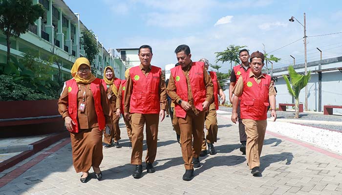 BERSIH: Bupati Probolinggo dr. Mohammad Haris melihat pavingisasi di bagian belakang RSUD Waluyo Jati.