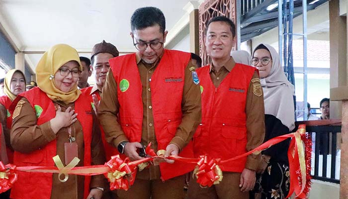 Bupati Probolinggo, dr. Mohammad Haris didampingi Dr. dr. Hj. Yessi Rahamawati, Sp. OG(K), MH, M. Kes, FISQua dan dr. Hariawan Dwi Tamtomo, M. Kes meresmikan pekerjaan kontruksi RSUD Waluyo Jati.