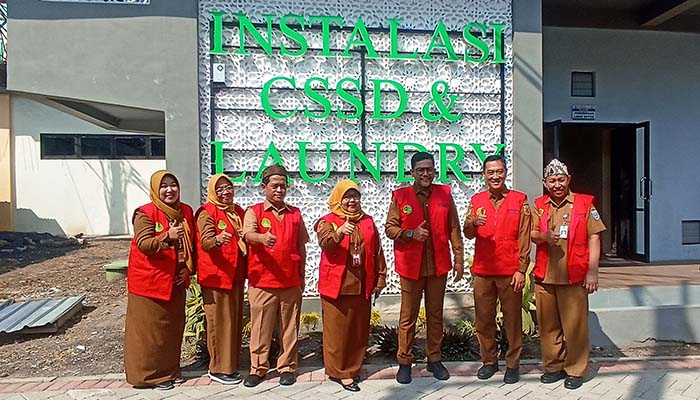 RAMPUNG: Usai berkeliling RSUD, Bupati Probolinggo bersama rombongan berfoto bersama di depan ruang instalasi CSSD dan laundry.
