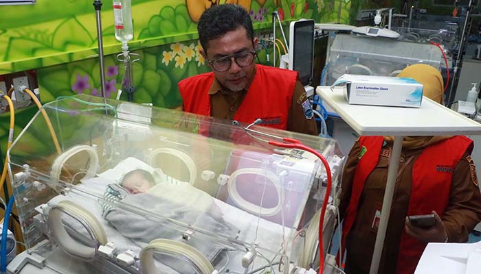 KUNJUNGI PASIEN: Bupati Probolinggo dr. Mohammad Haris mengunjungi dan melihat bayi-bayi di ruang NICU.