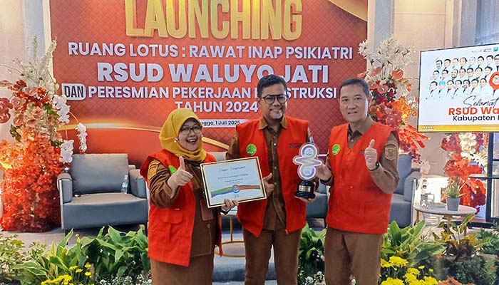 PRESTASI: Tepat setahun mengabdi di RSUD Waluyo Jati, Dr. dr. Hj. Yessi menerima penghargaan Radar Bromo Award dari Jawa Pos Radar Bromo.