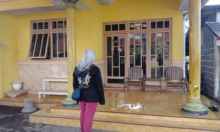 PECAH: Kaca rumah milik Daryati, salah satu warga Randuputih, Kecamatan Dringu, Kabupaten Probolinggo pecah usai dilempari barang diduga bondet.