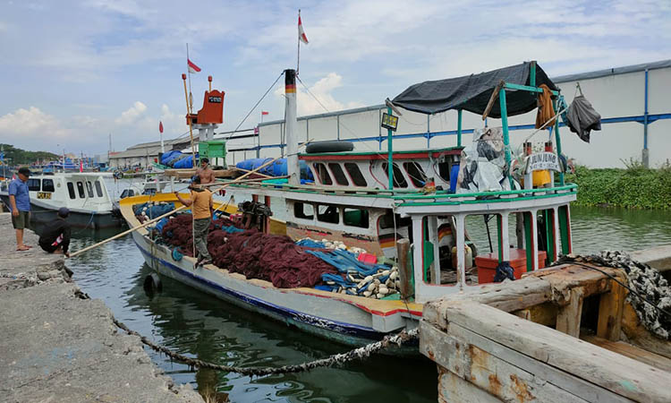 DIAMANKAN: Kapal bolga diamankan Satpolairud Polres Probolinggo lantaran melanggar wilayah tangkap ikan di Perairan Kecamatan Gending.