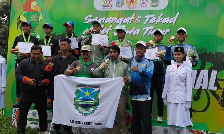 MENANG: Muhammad Fajri Ilham dan Muhammad Raul Mushafi Ibrahim di podim pertama saat meraih medali emas di cabor balap sepeda nomor team time trial.