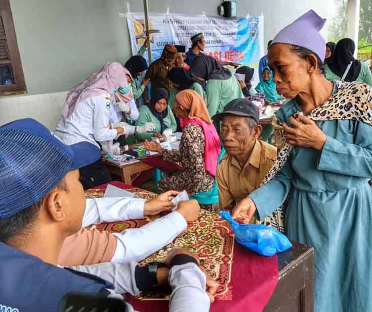 ANTUSIAS: Warga Desa Pakel mengikuti kegiatan Posyandu Lansia. Kesehatan masyarakat rentan turut menjadi perhatian Pemerintah Desa Pakel.