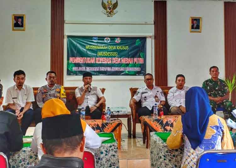 SINERGI: Kepala Desa Pakel Basudin Prabowo (pegang mik) dalam Musyawarah Desa bersama Muspica Sukapura.