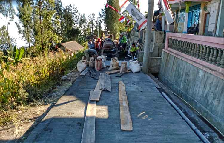LEBIH NYAMAN: Sejumlah pekerja merabat jalan di RT 5/RW 2, Dusun Njanti. Tahun ini, jalan Dusun Pusung Gede, menjadi sasaran pembangunan rabat beton.