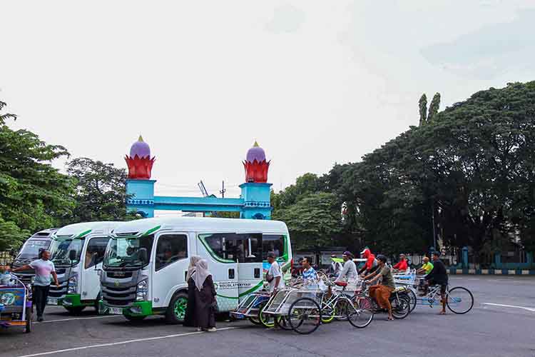 SUMBER PAD: Sejumlah minibus parkir di Terminal Wisata, Kota Pasuruan. Selama setengah tahun, pendapatan retribusinya telah mencapai Rp 95 juta.