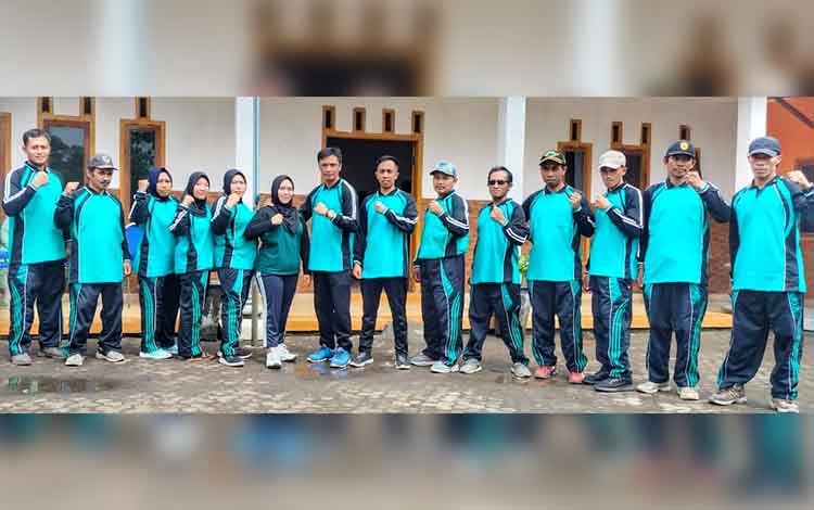 KOMPAK: Kepala Desa Pakel Basudin Prabowo (tengah sepatu biru) berfoto bersama perangkat desa.