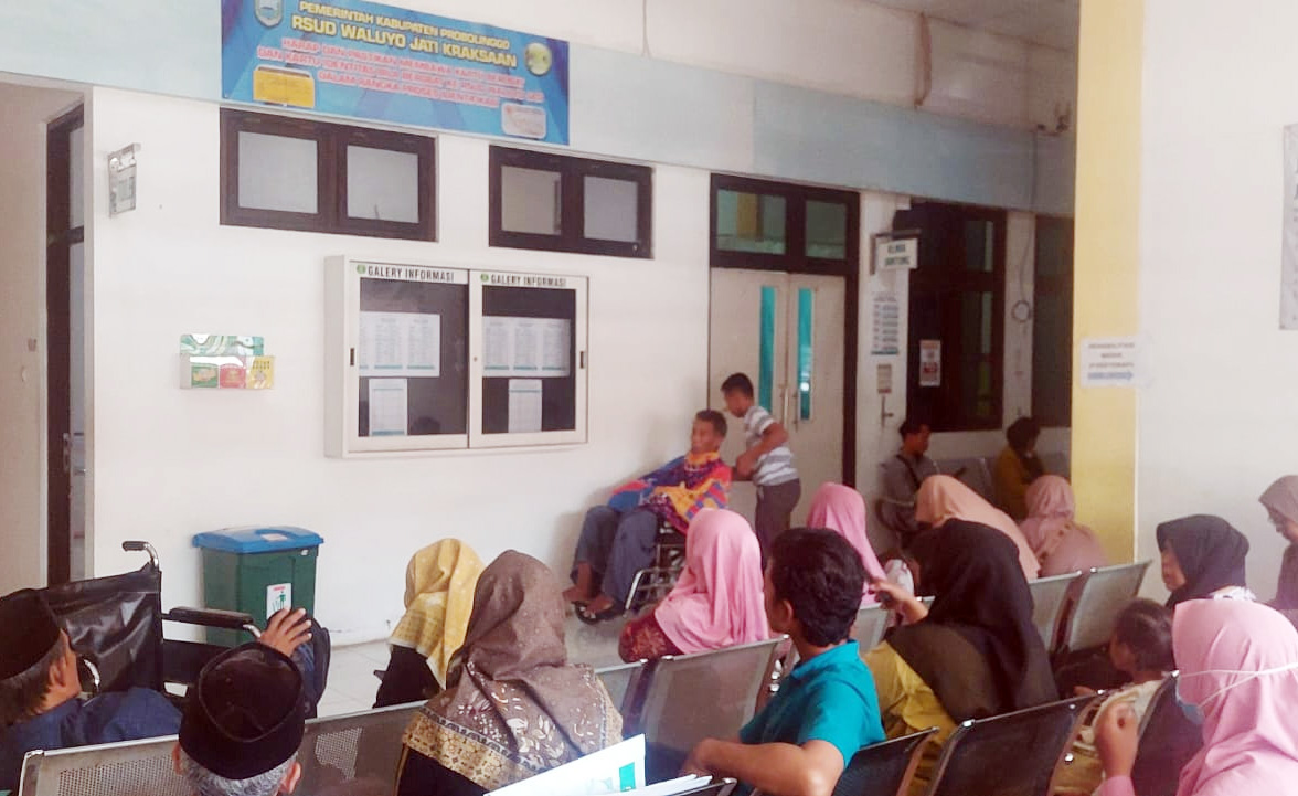 TIAP HARI: Suasana pelayanan di poliklinik RSUD Waluyo Jati Kraksaan. Meski ada penonaktifan BPJS Kesehatan, masyarakat miskin tetap terlayani.