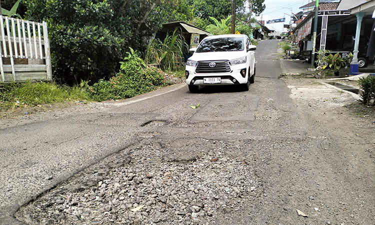 AKAN DIPERBAIKI: Kerusakan jalan kabupaten di Dusun Tegal Kidul, Desa Jatiarjo, Kecamatan Prigen.