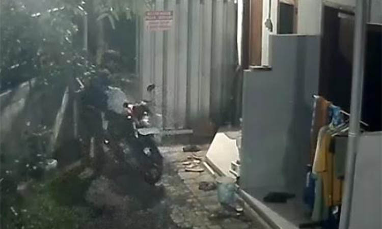 TEREKAM: Aksi pencurian motor Vixion di sebuah indekos di lingkungan Jabon, Kelurahan Jogosari, Pandaan, Senin (30/6) lalu.