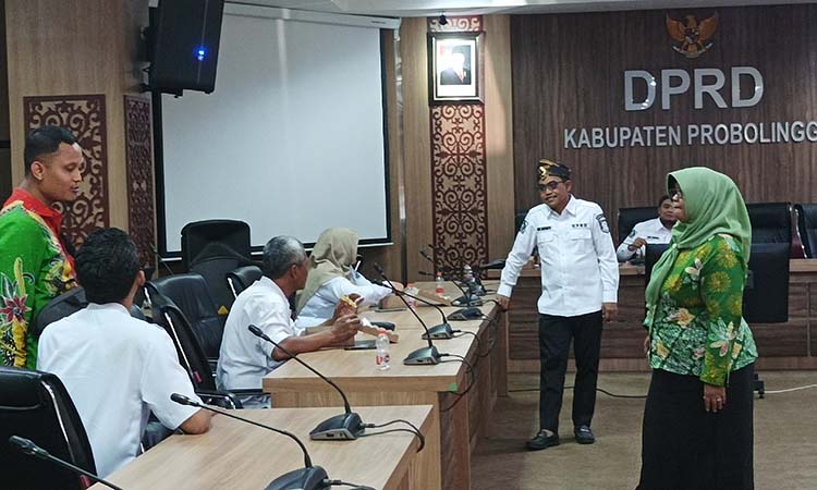 BAHAS ASET: Komisi II DPRD Kabupaten Probolinggo membahas aset KSU Cakrawala Kraksaan yang sudah kolaps.