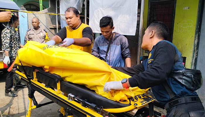 NAHAS: Jenazah korban Slamet saat hendak dievakuasi petugas.