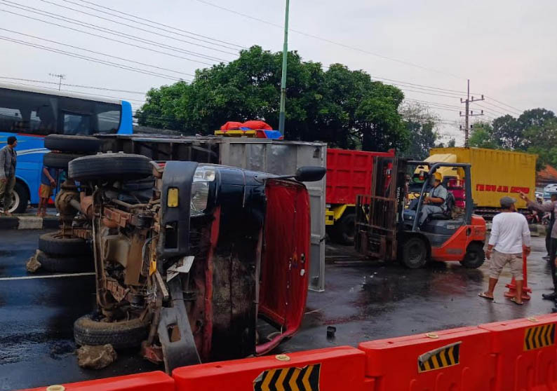 APES: Dump truk yang terguling setelah menabrak median dan tiang TL, di Desa Tejowangi, Kecamatan Purwosari.