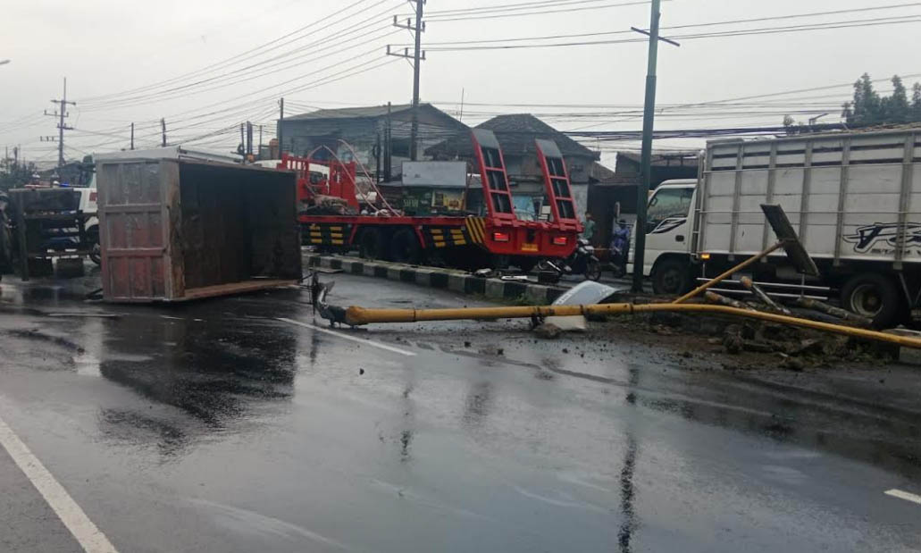 MACET: Proses evakuasi dump truk di Jalan raya Purwosari.