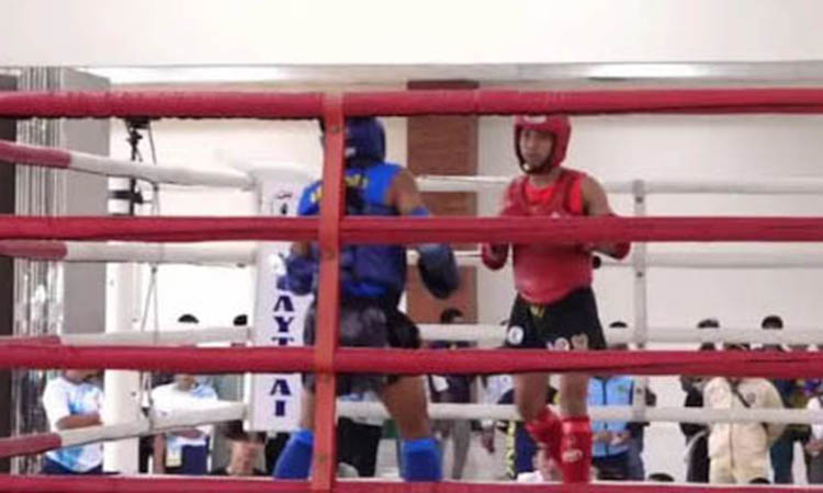 Suasana laga Muaythai Porprov IX Jatim yang digelar di Gedung Islamic Center Kota Malang.