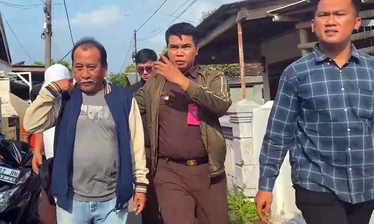 EKSEKUSI: Sugeng Wijaya (kiri) saat dikeler petugas Kejari Kota Probolinggo.