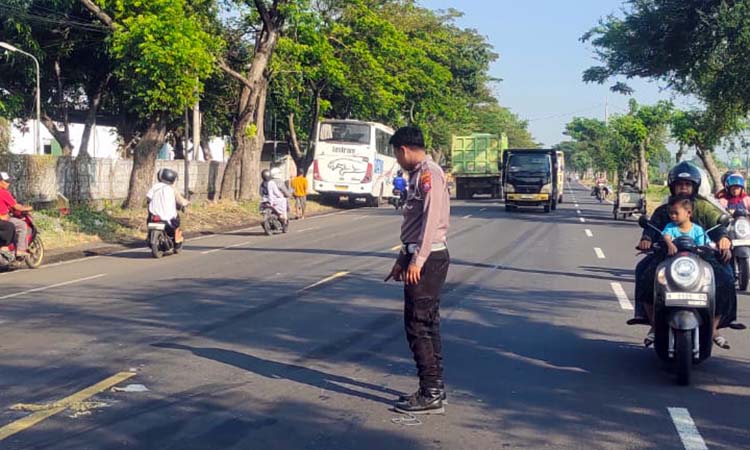 TKP: Lokasi tempat betor tertabrak bus di jalan raya pantura Sumberasih, Kabupaten Probolinggo.