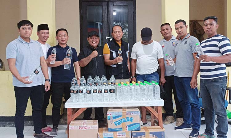 DIAMANKAN: Puluhan botol arak bali dibawa ke kantor Satpol PP Kabupaten Probolinggo di Kraksaan.