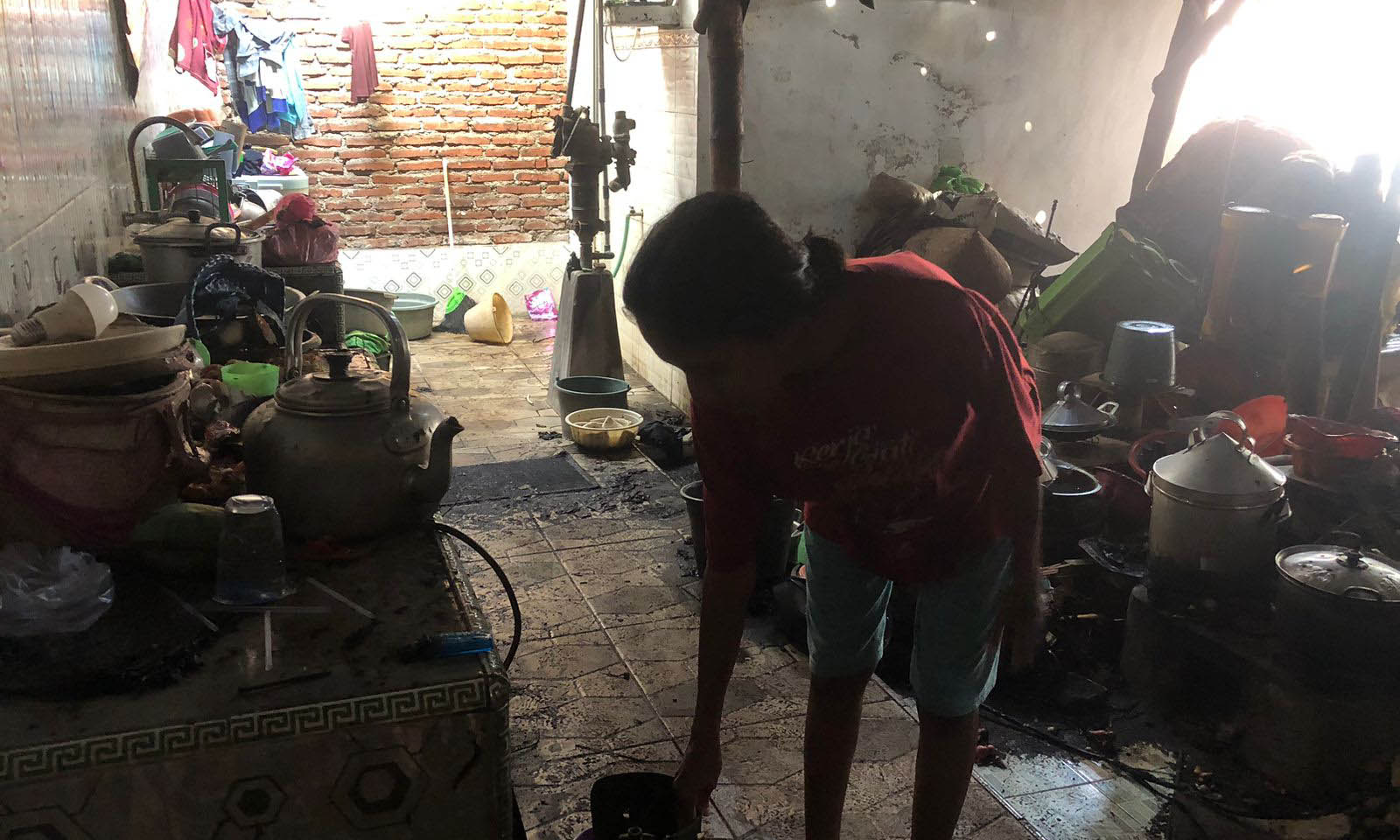 TERBAKAR: Kondisi dapur rumah Sutik alias Tuya, warga Kelurahan/Kecamatan Kanigaran, Kota Probolinggo, setelah kebakaran, Sabtu (5/7).