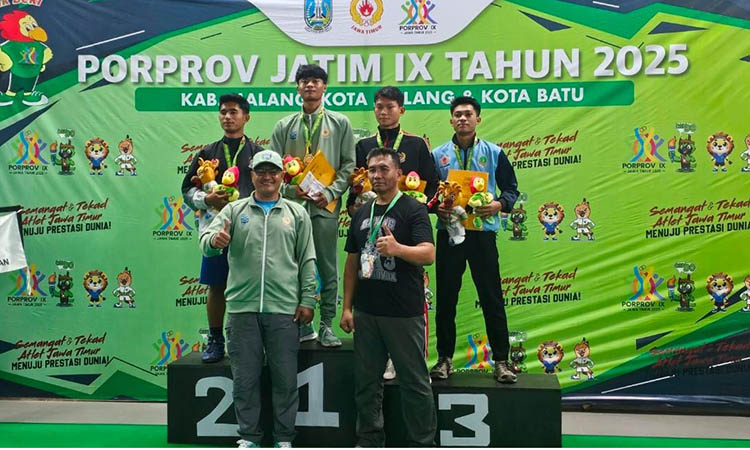 POIUM PERTAMA: Atlet tinju Kabupaten Probolinggo yang meraih emas.