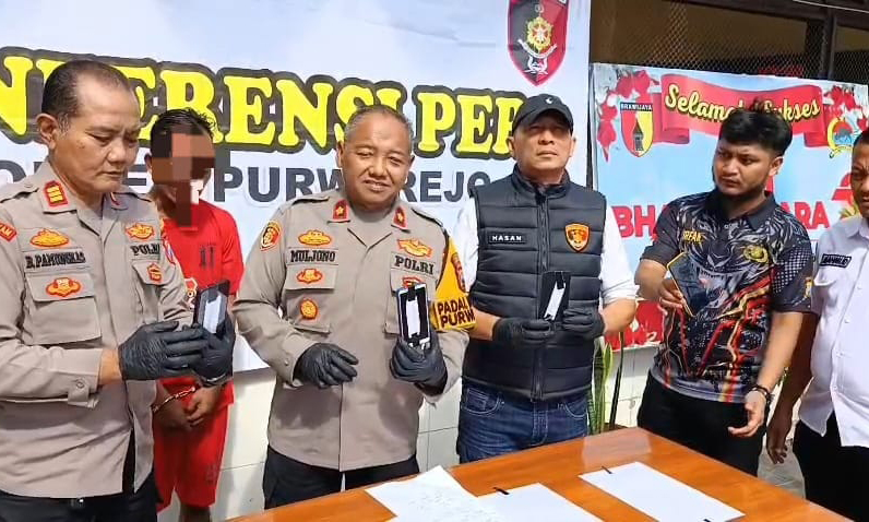 DIRINGKUS: Kapolsek Purworejo Kompol Muljono bersama jajaran anggotanya menunjukkan barang bukti yang disita serta tersangka yang berhasil diamankan.