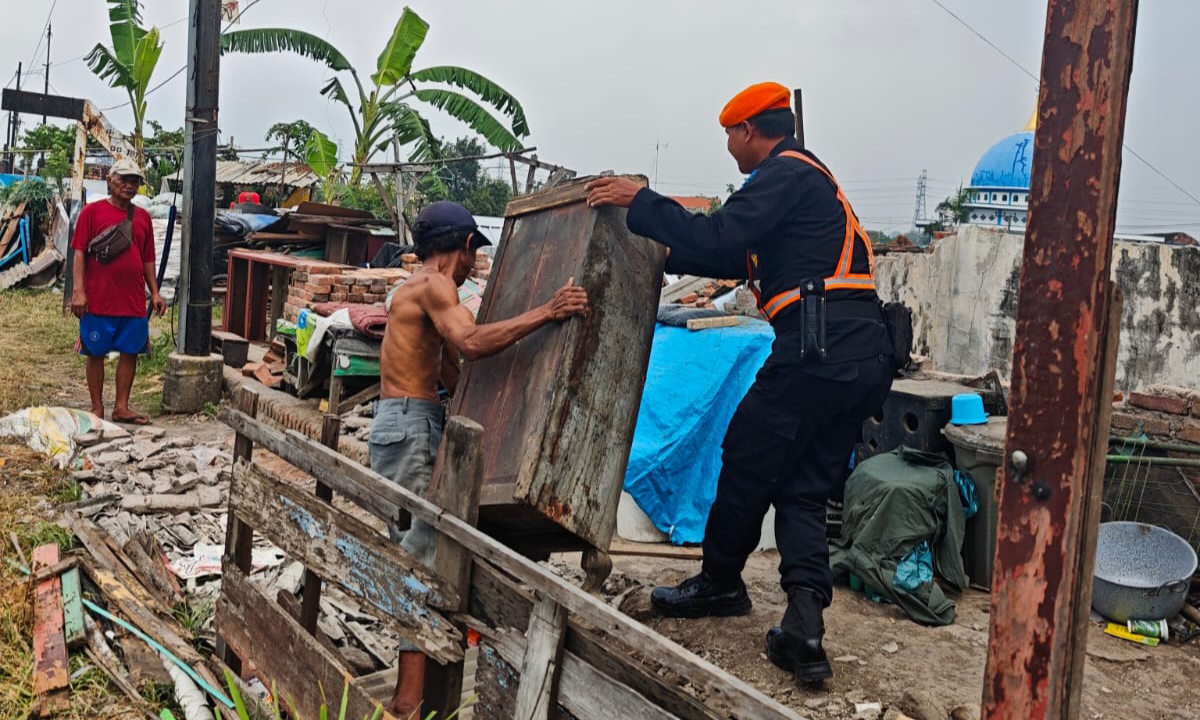 BONGKAR: Pembongkaran bangunan liar di sekitar jalur KA di Bangil-Porong, di wilayah Gempol. Penertiban ini dilakukan untuk memastikan kelancaran dan keamanan operasional kereta.