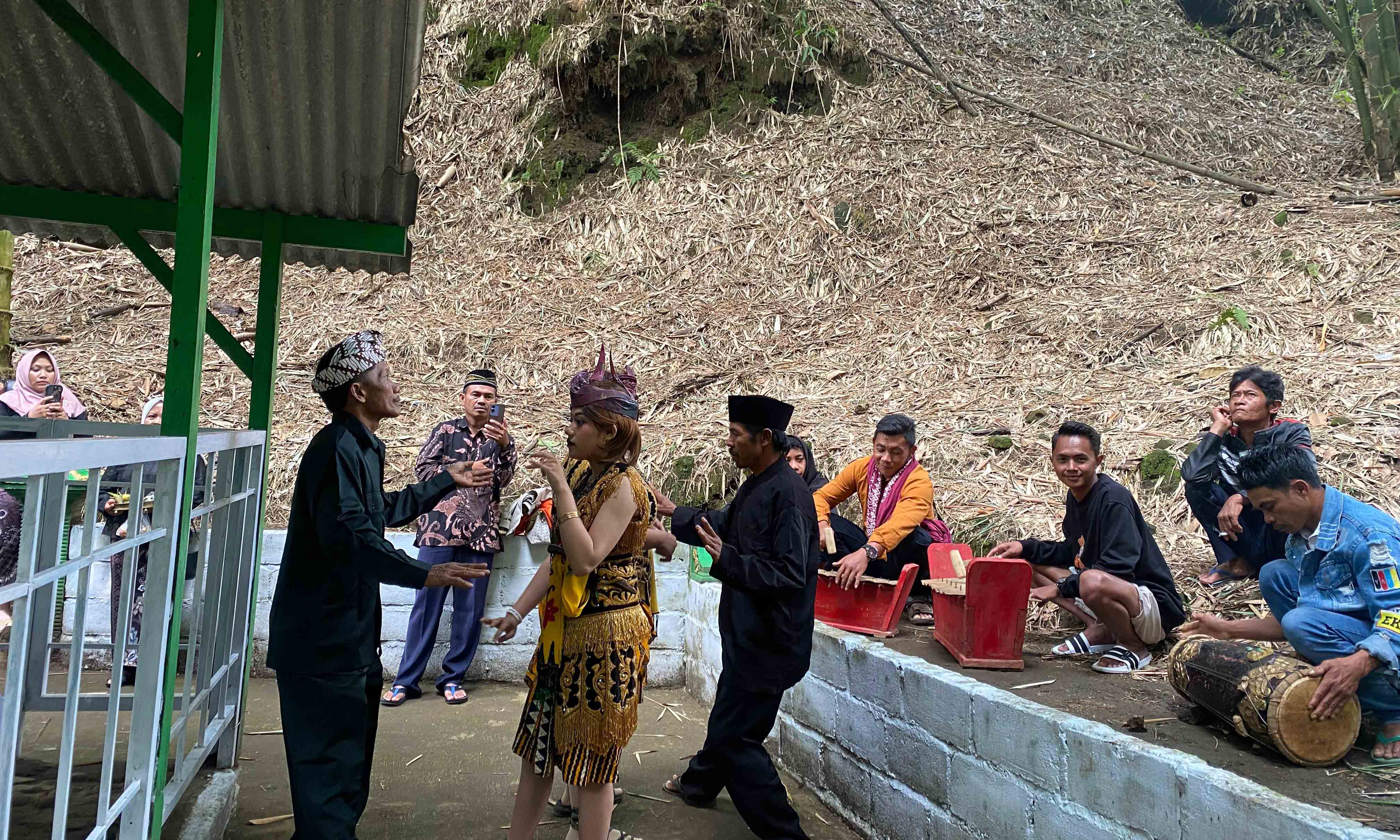 PERTUNJUKKAN: Pertujuan kesenian tari di Punden Watu Susu  saat kegiatan bersih Desa Sukapura, Kecamatan Sukapura, Kabupaten Probolinggo beberapa waktu lalu.