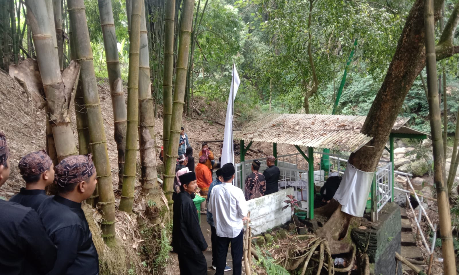ZIARAH: Kepala Desa Sukapura, Untung Arsiadi (tengah) bersama dengan Juru Kunci Punden Watu Susu, R Hadi Brojo Sestro (kanan) saat sedang berziarah ke punden watu susu tempat Kiai Sekaruddin dan Tiga