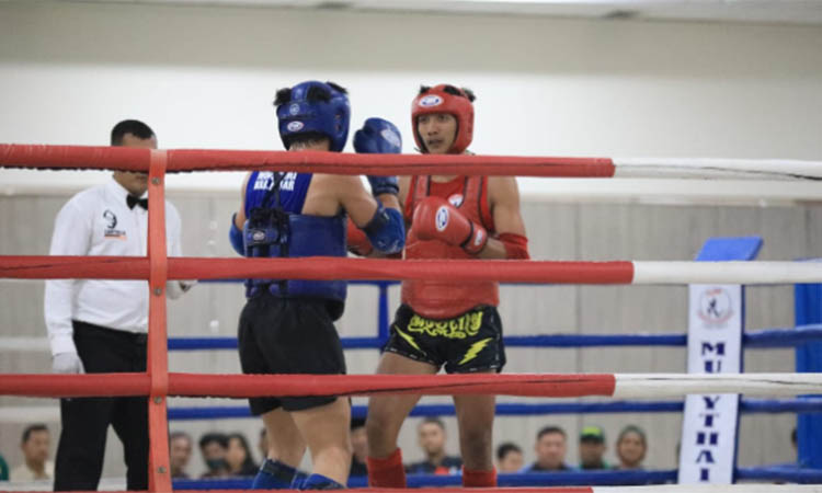 PARTAI FINAL: Atlet muaythai Kabupaten Pasuruan Ali Ridho (merah) saat menghadapi Moch Ilham Bintang dari Kabupaten Blitar di Kelas -67 Kg Putra. Ali Ridho berhasil menyumbang medali emas.