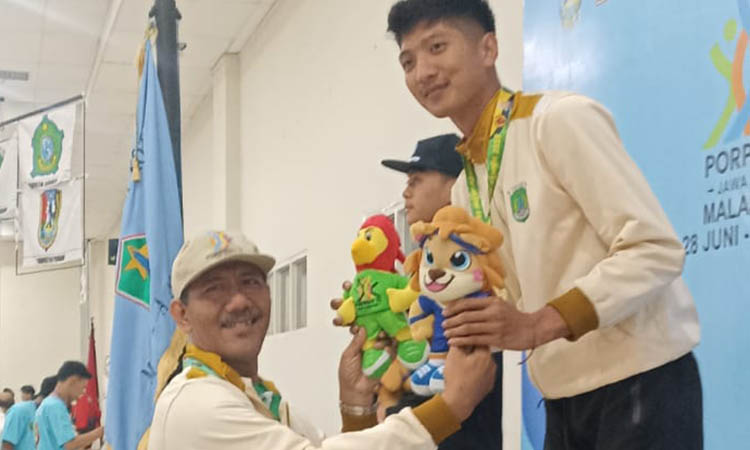 Atlet tinju Kabupaten Pasuruan menerima maskot dari Ketua KONI Mamat Aryo Setiawan.