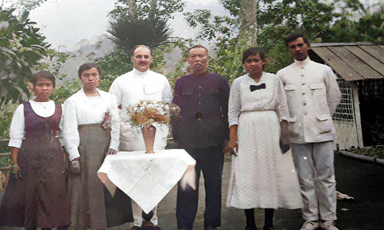GOLDEN ERA: Suasana pabrik dan perkebunan kopi Ayer Dingin tahun 1901. Foto keluarga Alexander Dirk Robijn selaku karyawan dan pemroses kopi di pabrik tersebut.