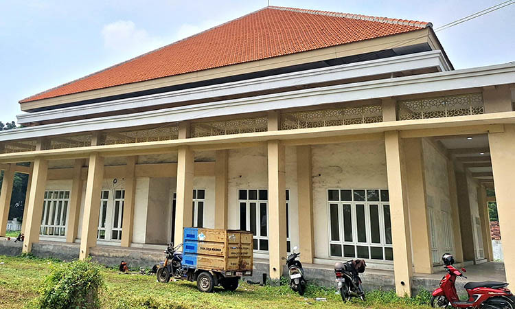 BERSIHKAN: Pembersihan area Perpusda yang ada di eks RSUD Bangil. Gedung tersebut rencananya, akan dimanfaatkan sebagai Kantor Imigrasi.