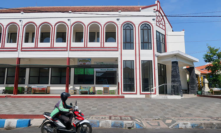 SERING SEPI: Kios di Jalan Dewi Sartika yang hanya ditempati di lantai satu, sementara lantai 2 kosong.