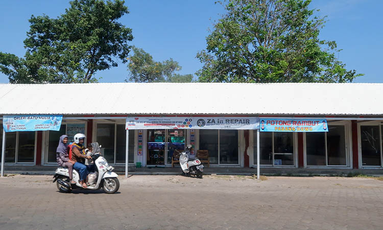 BANYAK YANG TUTUP: Kios di Pasar Kebonagung yang lengang.