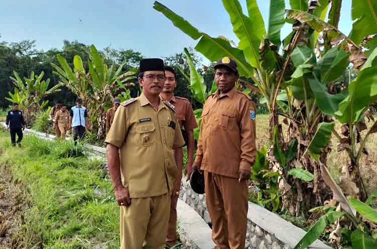 LEBIH BAIK: Kepala Desa Alaspandan Hidayatullah (depan) bersama perangkat desa mengecek irigasi yang sudah rampung dibangun di Dusun Mungging Barat menuju Dusun Krajan.