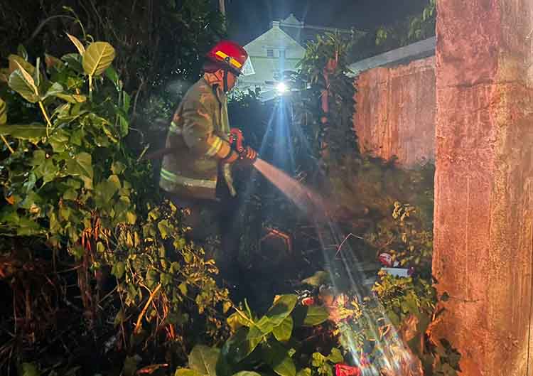 SIRAM: Tim Damkar Satpol PP Kota Probolinggo memadamkan api di lahan kosong di Jalan K.H. Mansyur, Kelurahan Mangunharjo, Kecamatan Mayangan, Kota Probolinggo, Sabtu (5/7) malam.