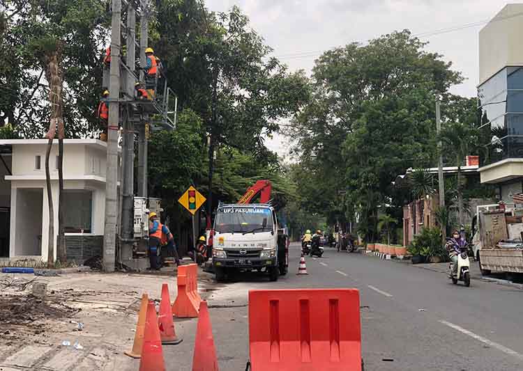 TAMBAH TRAFO: Petugas PLN ULP Probolinggo memasang trafo sisipan di Jalan dr. Mohammad Saleh, Kota Probolinggo, Minggu (6/7).