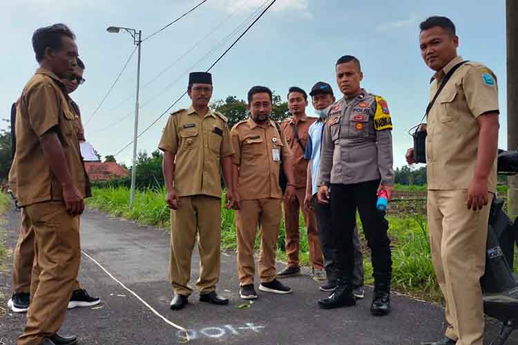 MULUS: Kepala Desa Alaspandan Hidayatullah (tengah berpeci) bersama perangkat desa dan kepolisian mengecek pengaspalan jalan di Dusun Mungging Barat menuju Dusun Krajan.