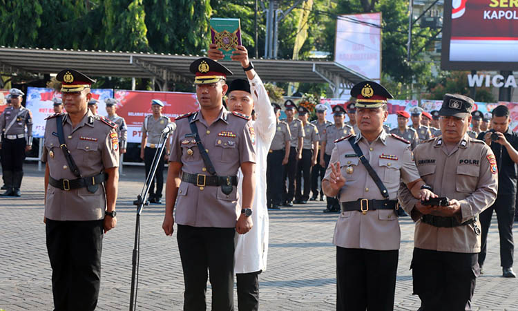 SERTIJAB: Upacara sertijab yang berlangsung Rabu (2/7) lalu. Upacara tersebut menandai pergeseran dua jabatan kapolsek di lingkungan Polres Pasuruan.