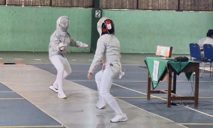 TAK DIANGGAP: Salah satu atlet anggar Kota Probolinggo saat bertanding di nomor Sabel Putra pada Porprov IX Jatim.