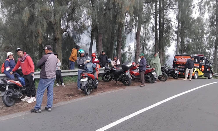 DISEKAT: Pemdes Ngadisari bersama tokoh masyarakat dan warga desa melakukan pengawasan pada motor matik yang naik ke Bromo.