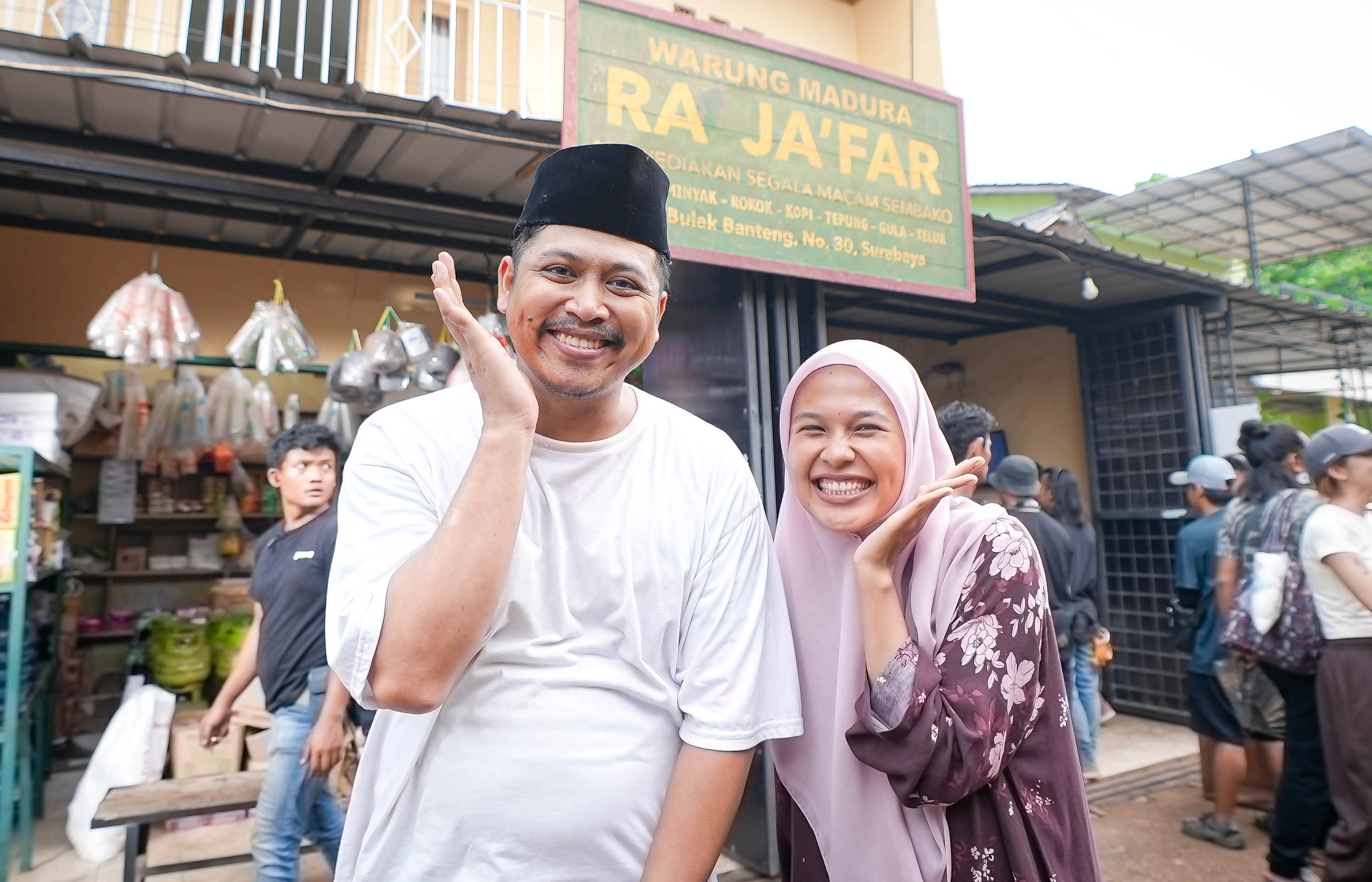 DAPAT PENGALAMAN: Anggun bersama Tretan Muslim seusai take pengambilan adegan film Foufo.